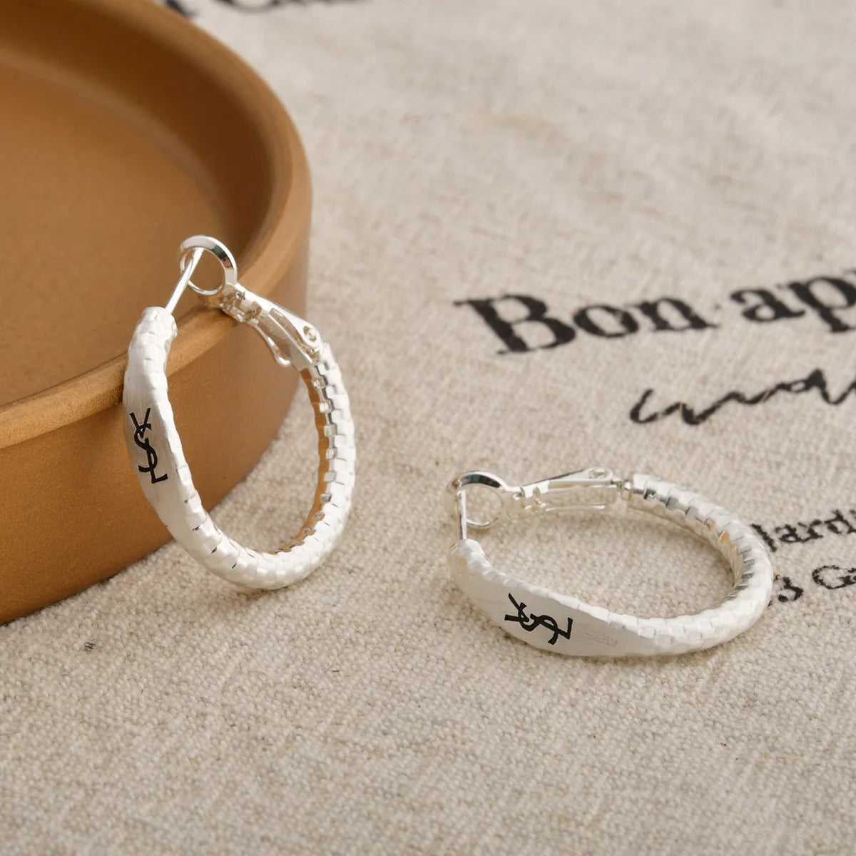 Pendientes Letra Dorado Mate Retro - Minimalistas Temperamento Mujer