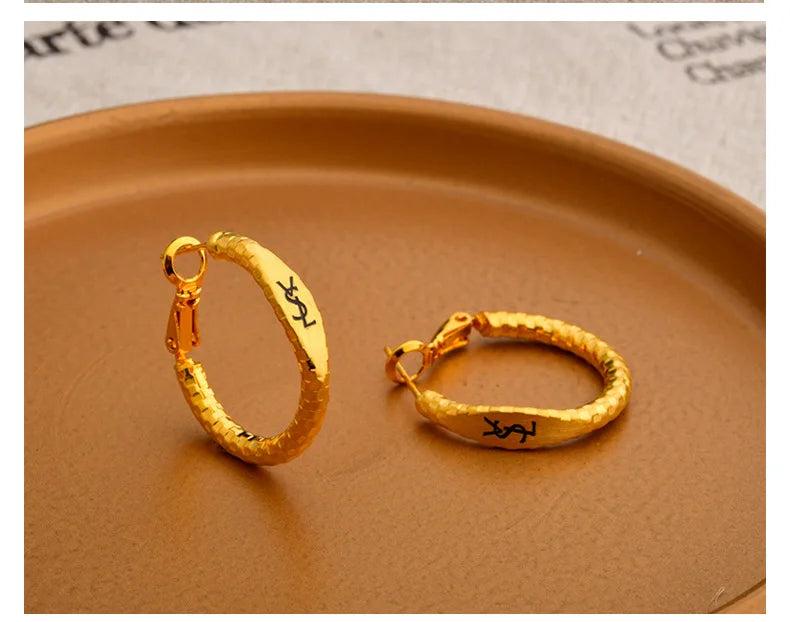 Pendientes Letra Dorado Mate Retro - Minimalistas Temperamento Mujer