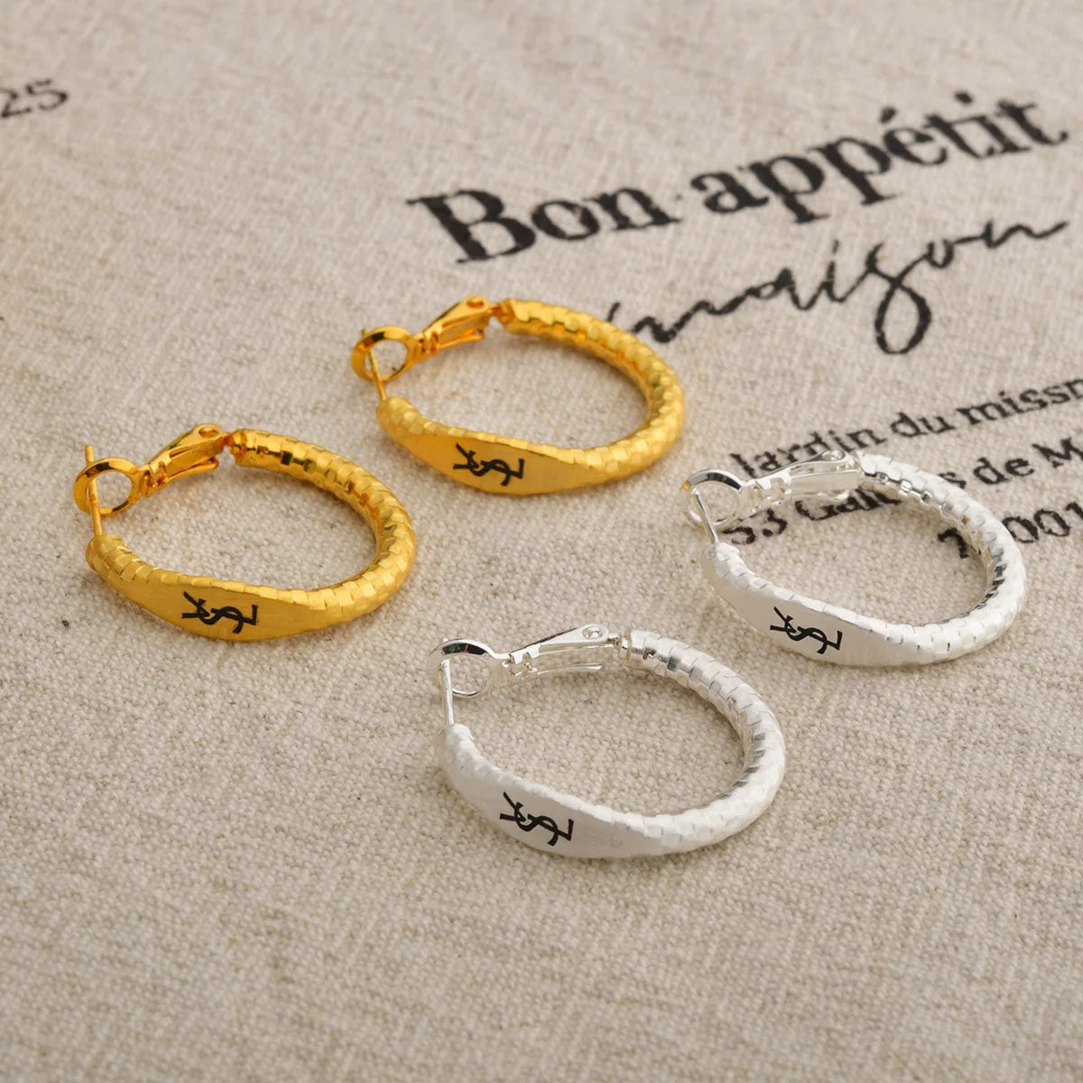 Pendientes Letra Dorado Mate Retro - Minimalistas Temperamento Mujer