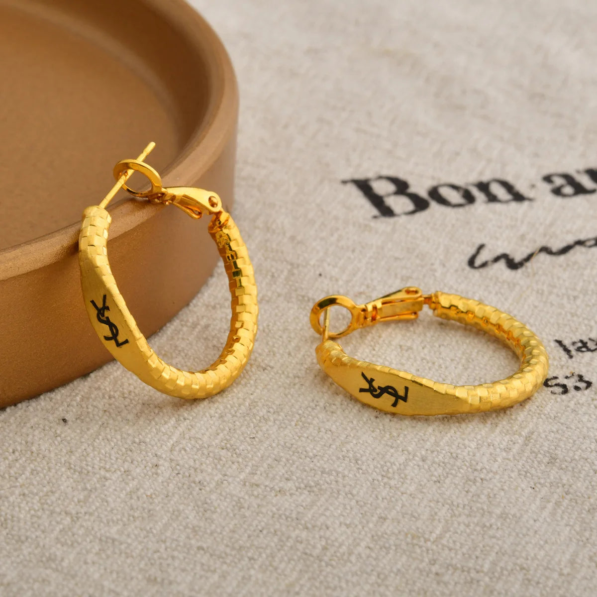 Pendientes Letra Dorado Mate Retro - Minimalistas Temperamento Mujer