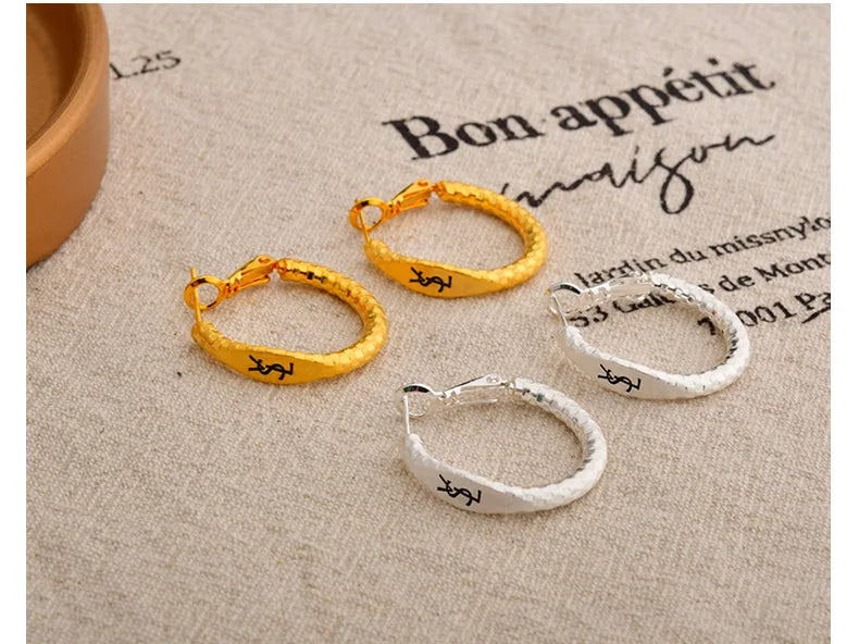 Pendientes Letra Dorado Mate Retro - Minimalistas Temperamento Mujer