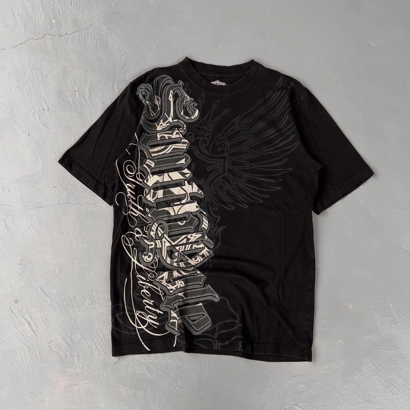 Camiseta Hombre Graffiti Gothic - Vintage Oversized Streetwear