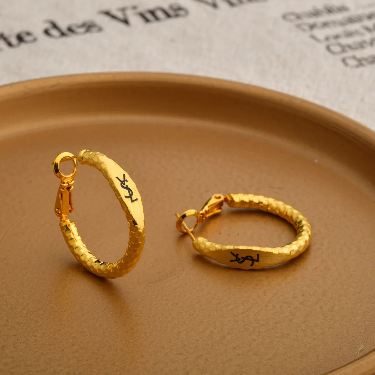 Pendientes Letra Dorado Mate Retro - Minimalistas Temperamento Mujer