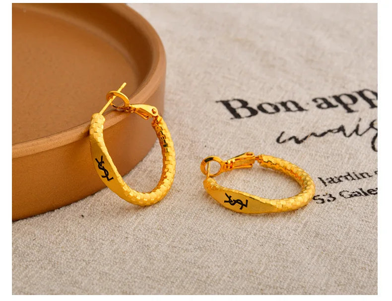 Pendientes Letra Dorado Mate Retro - Minimalistas Temperamento Mujer