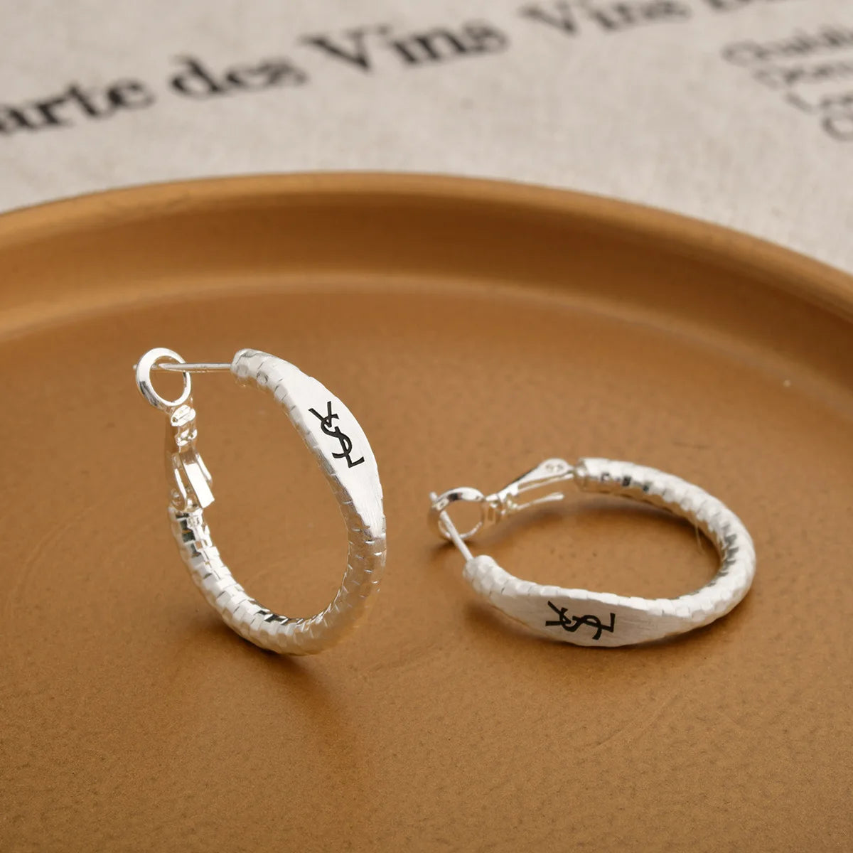 Pendientes Letra Dorado Mate Retro - Minimalistas Temperamento Mujer