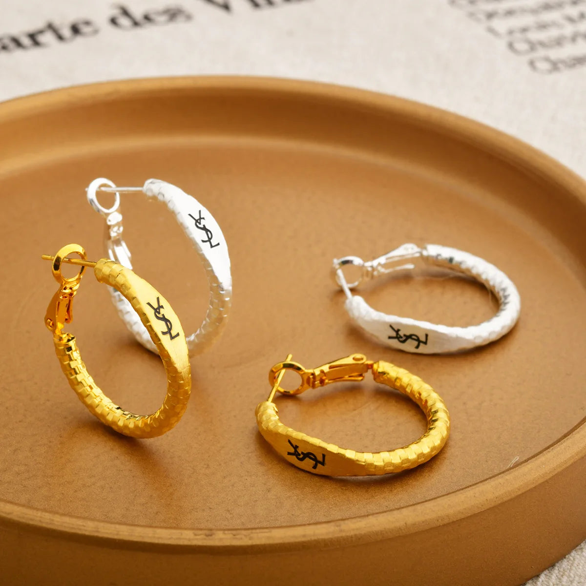 Pendientes Letra Dorado Mate Retro - Minimalistas Temperamento Mujer