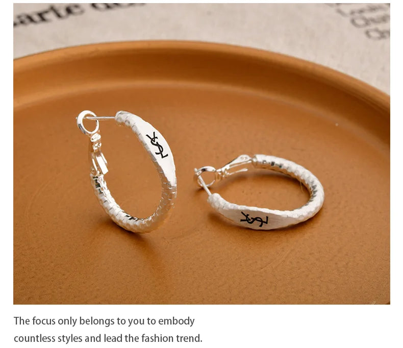 Pendientes Letra Dorado Mate Retro - Minimalistas Temperamento Mujer