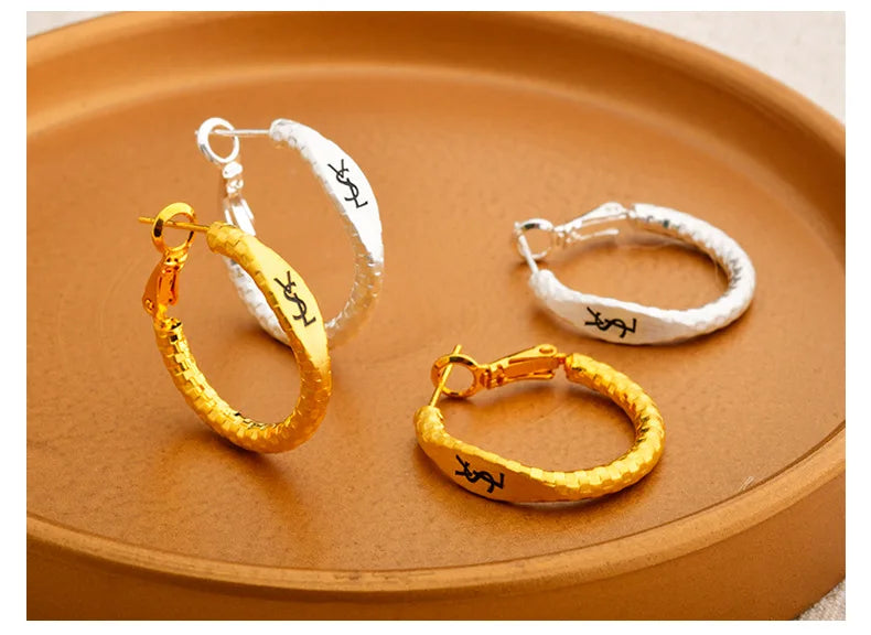 Pendientes Letra Dorado Mate Retro - Minimalistas Temperamento Mujer